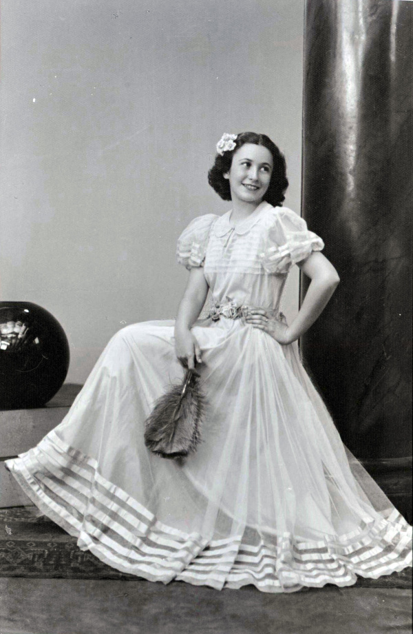 maria,dressed-for-a-dance,-1937-520x700