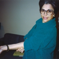 Stella showing her tattoo in the left arm, 1992
